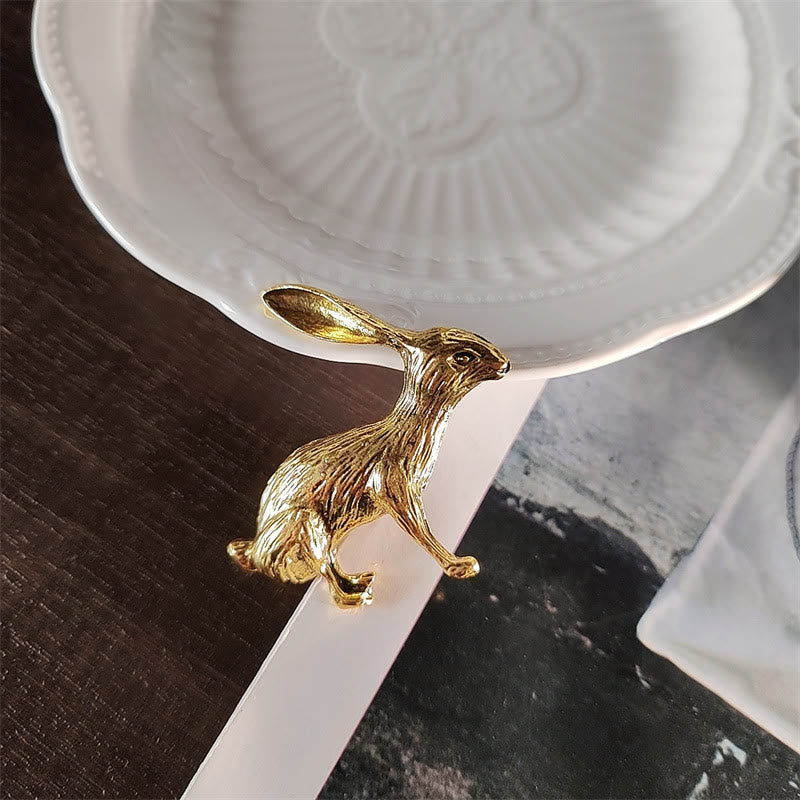 Spilla con angelo barocco e coniglio in oro, accessori per camicie
