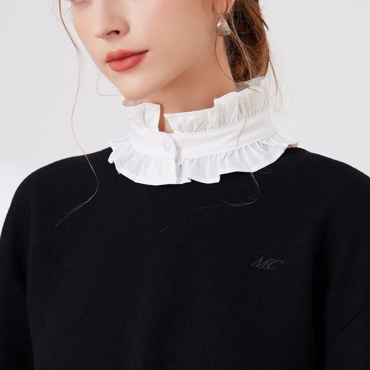 Camicia bianca con colletto plissettato e bottone staccabile con colletto finto