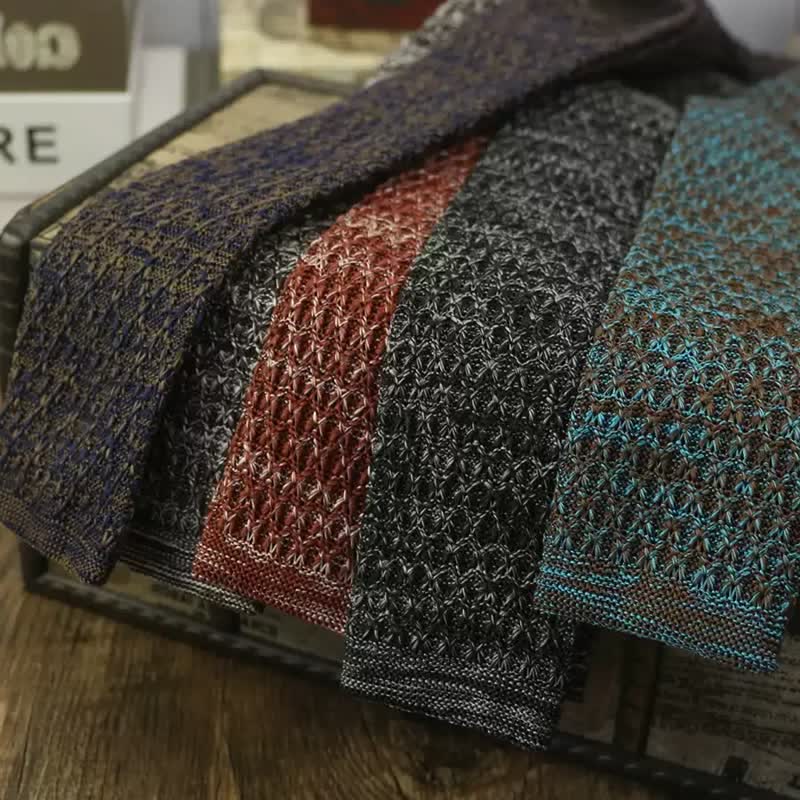 Cravatta lavorata a maglia di colore scuro variegato da uomo - image 5