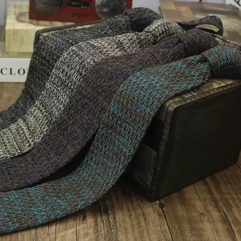 Cravatta lavorata a maglia di colore scuro variegato da uomo - image 4