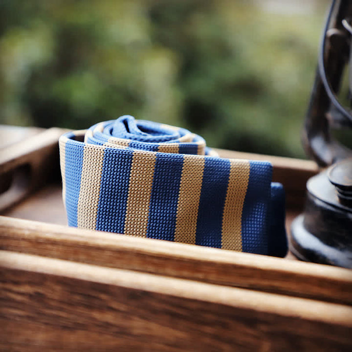 Cravatta da uomo in maglia a righe blu e cachi