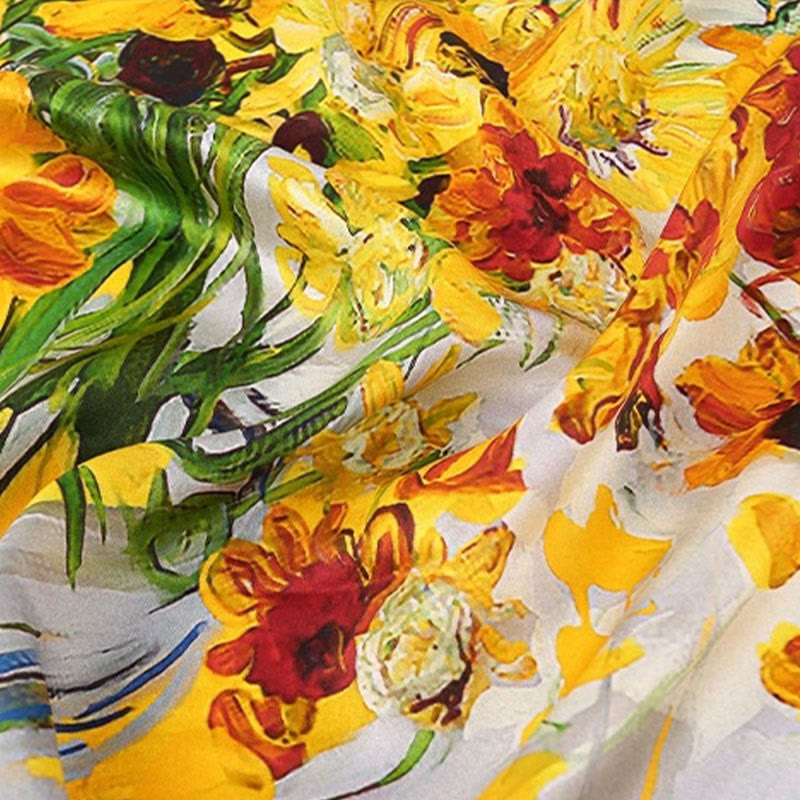Sciarpa sottile in seta primaverile con colori caldi da donna al sole