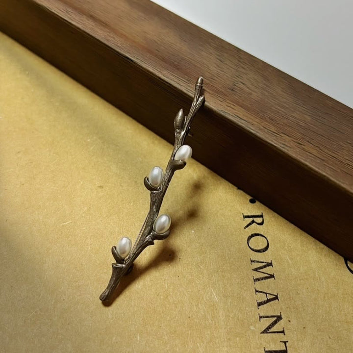Spilla vintage con ramo in legno e perle in lega