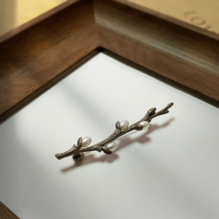 Spilla vintage con ramo in legno e perle in lega