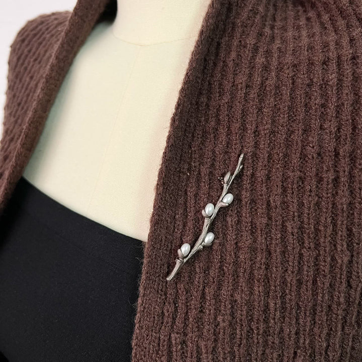Spilla vintage con ramo in legno e perle in lega