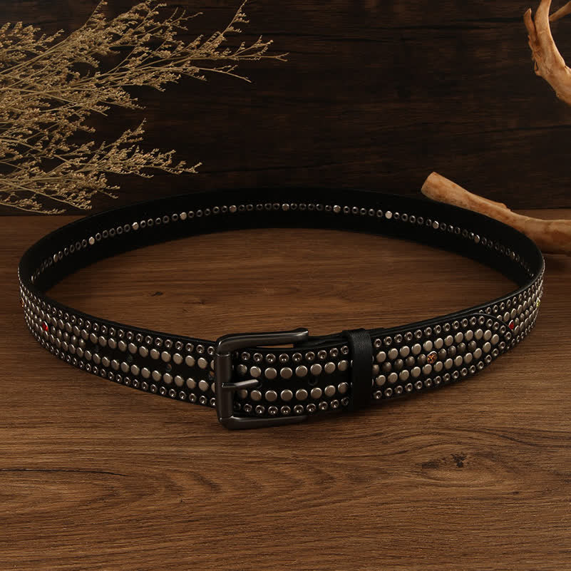 Cintura in pelle con rivetti rotondi in argento tempestata di cristalli alla moda