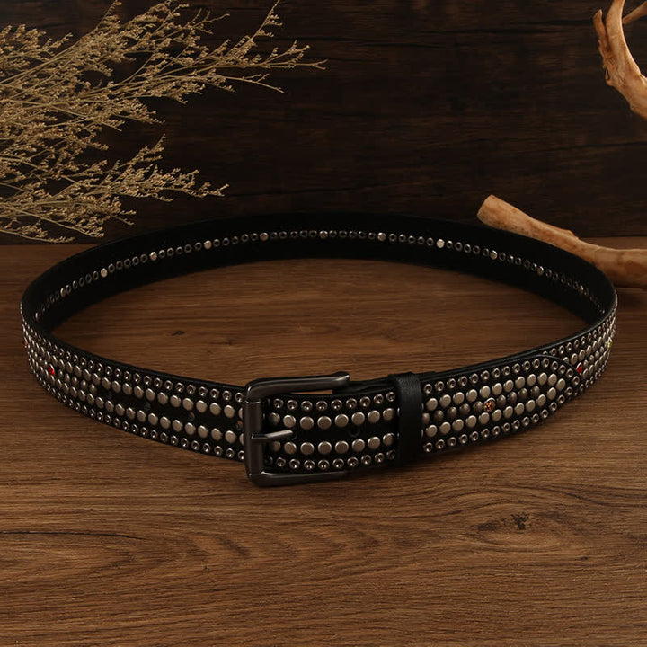 Cintura in pelle con rivetti rotondi in argento tempestata di cristalli alla moda