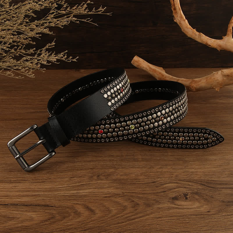 Cintura in pelle con rivetti rotondi in argento tempestata di cristalli alla moda