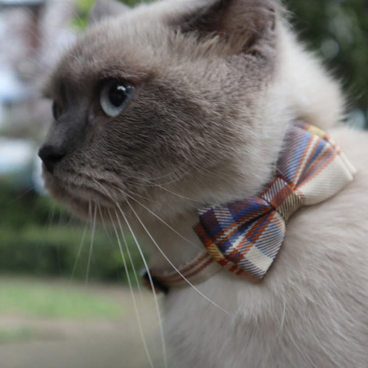 Collare per gatti regolabile a quadri con campanello e papillon per animali domestici