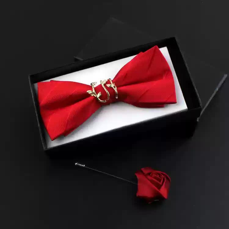 Set di 2 papillon con corpetto rosso e foglia di vite dorata da uomo