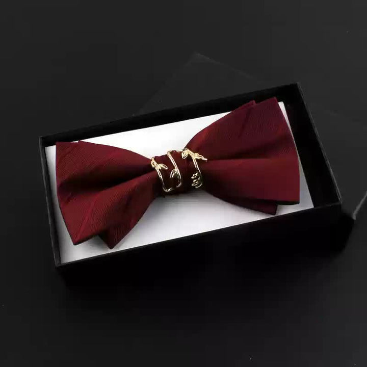 Set di 2 papillon con corpetto rosso e foglia di vite dorata da uomo
