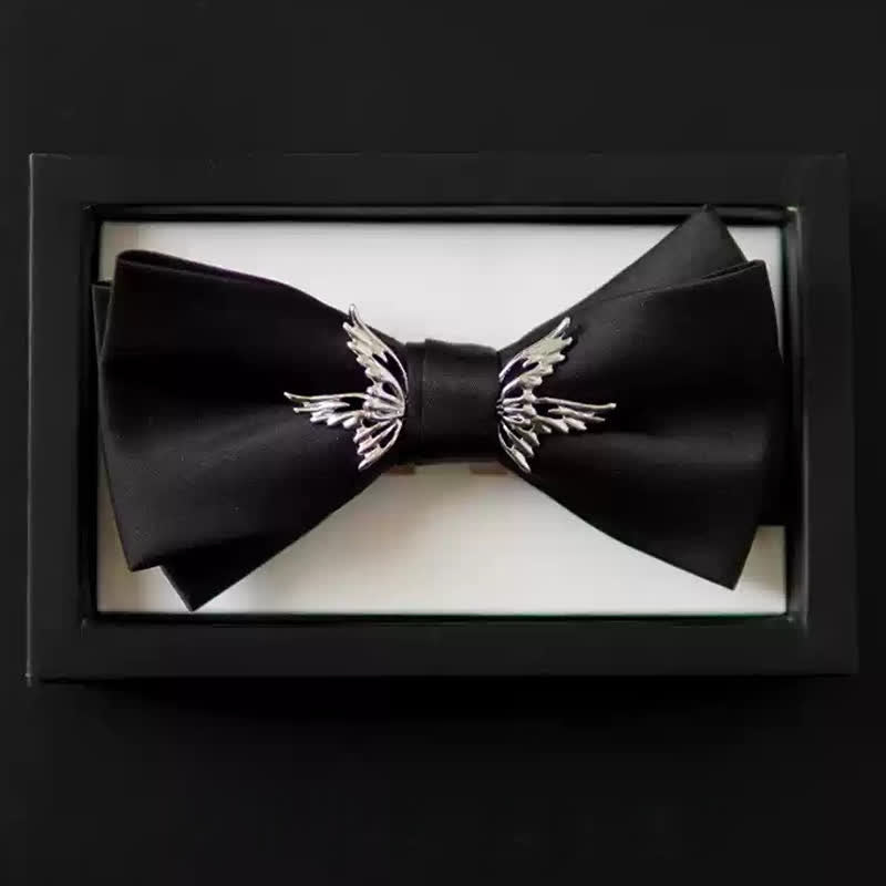Papillon nero elegante con ali volanti in argento da uomo