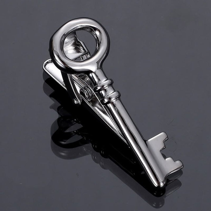 Fermacravatta con chiave in argento dorato per abbigliamento maschile