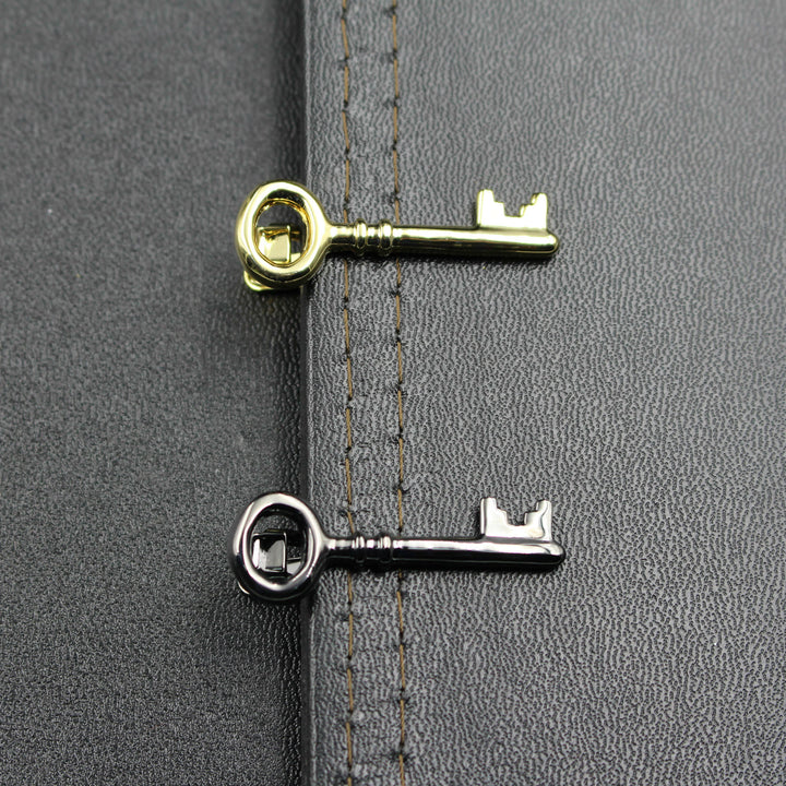 Fermacravatta con chiave in argento dorato per abbigliamento maschile