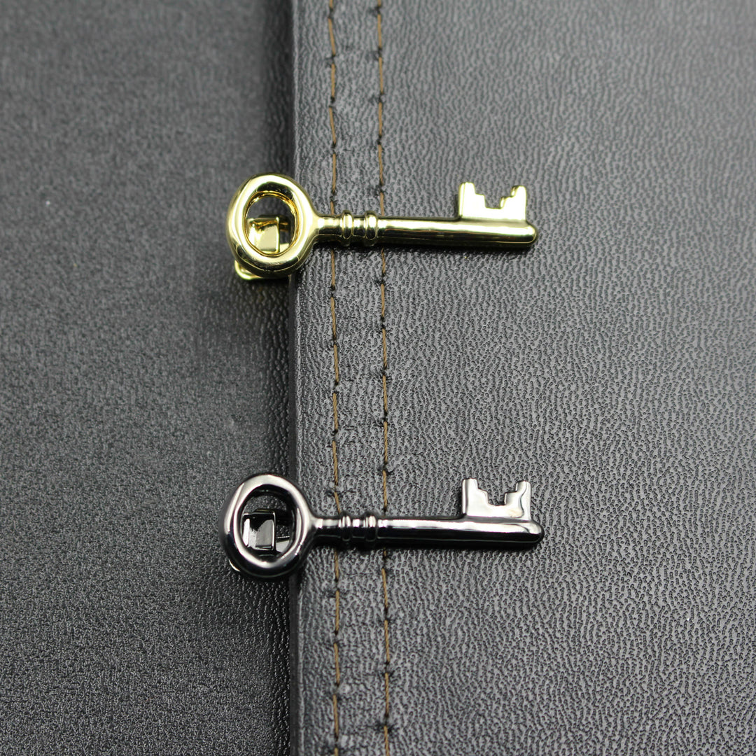 Fermacravatta con chiave in argento dorato per abbigliamento maschile - image 1