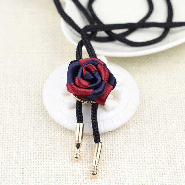Cravatta elegante con ciondolo rosa bordeaux e blu scuro