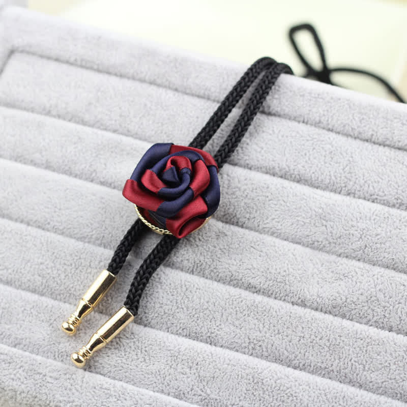 Cravatta elegante con ciondolo rosa bordeaux e blu scuro