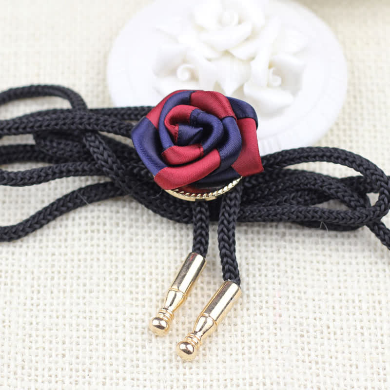 Cravatta elegante con ciondolo rosa bordeaux e blu scuro