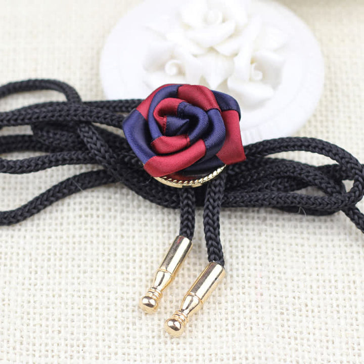 Cravatta elegante con ciondolo rosa bordeaux e blu scuro