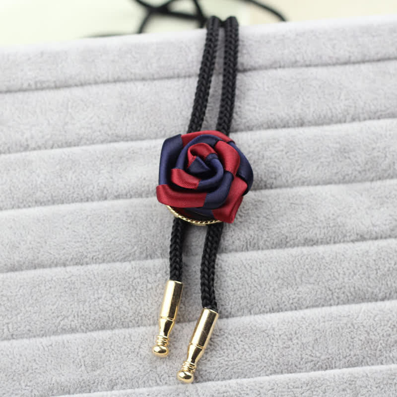 Cravatta elegante con ciondolo rosa bordeaux e blu scuro