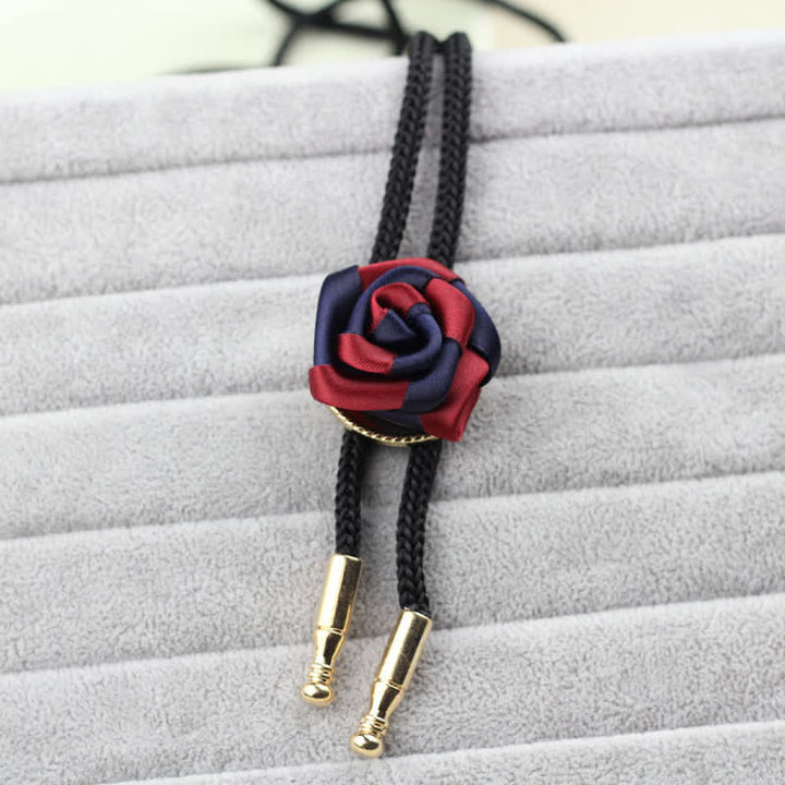 Cravatta elegante con ciondolo rosa bordeaux e blu scuro