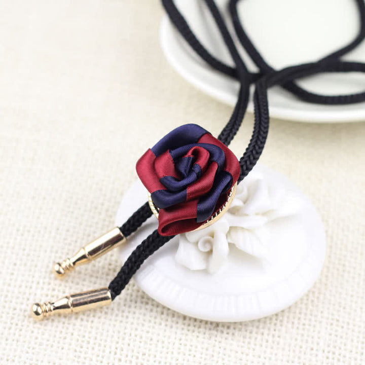 Cravatta elegante con ciondolo rosa bordeaux e blu scuro