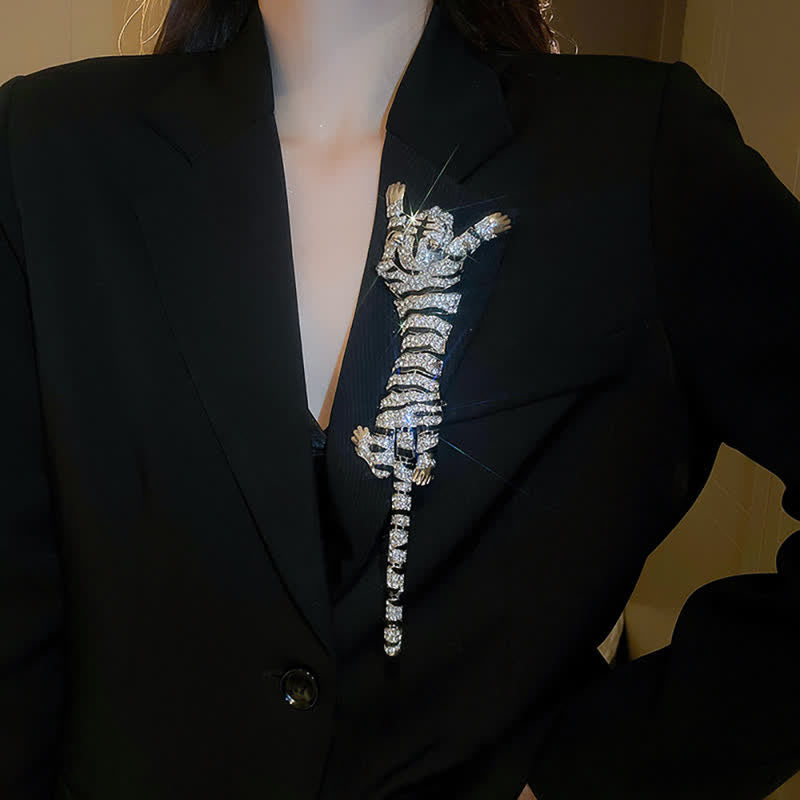 Spilla da uomo con grande tigre maestosa e strass scintillanti di lusso - image 4