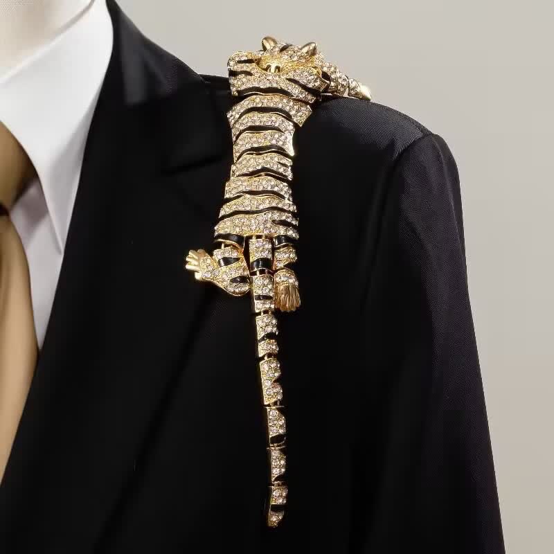 Spilla da uomo con grande tigre maestosa e strass scintillanti di lusso - image 10