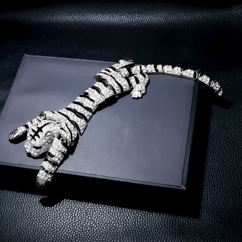 Spilla da uomo con grande tigre maestosa e strass scintillanti di lusso - Argento - image 2