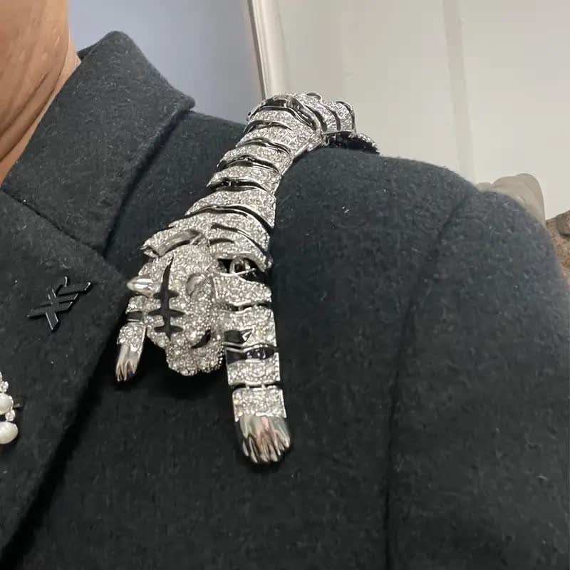 Spilla da uomo con grande tigre maestosa e strass scintillanti di lusso - image 1