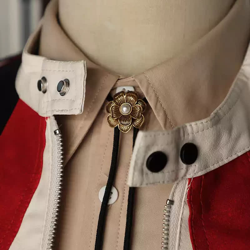 Cravatta Bolo Vintage in Oro con Piccolo Fiore e Perle Finte