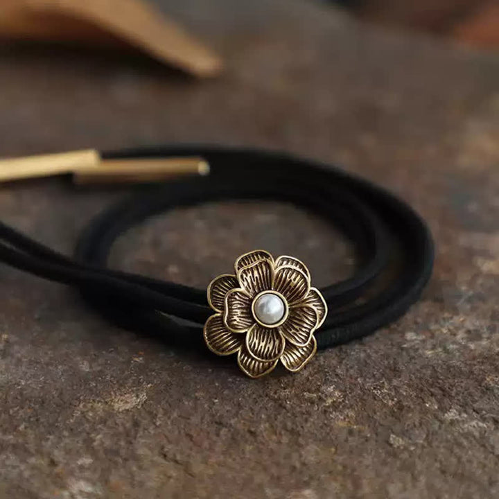 Cravatta Bolo Vintage in Oro con Piccolo Fiore e Perle Finte