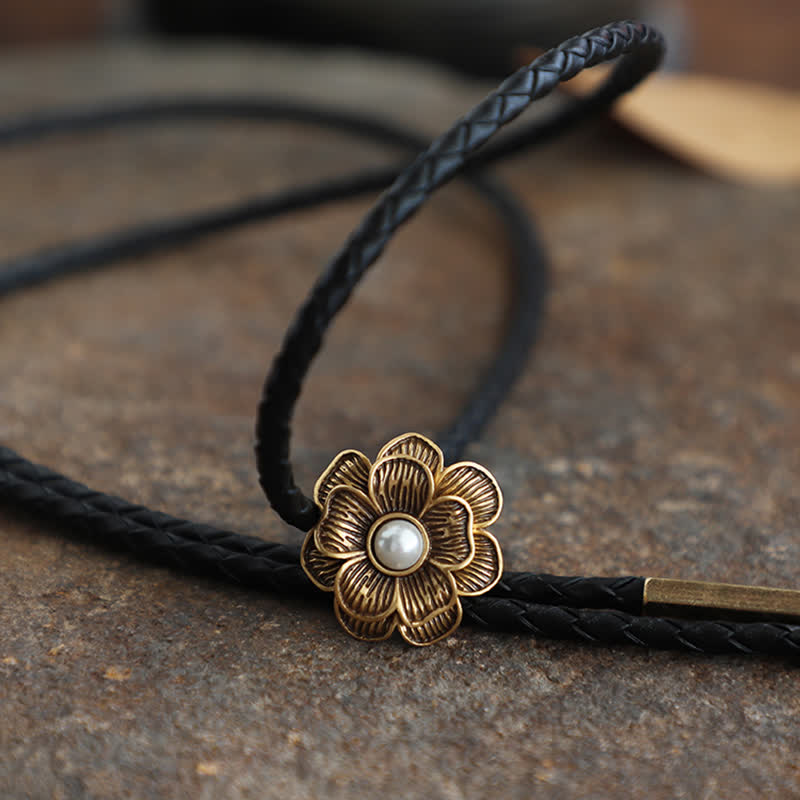 Cravatta Bolo Vintage in Oro con Piccolo Fiore e Perle Finte