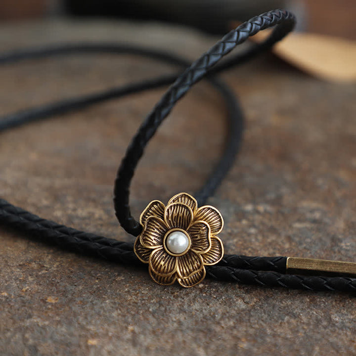 Cravatta Bolo Vintage in Oro con Piccolo Fiore e Perle Finte