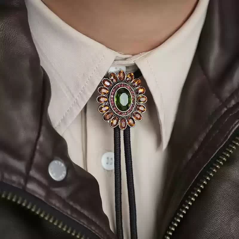 Cravatta Bolo con fiore di cristallo verde arancione solare