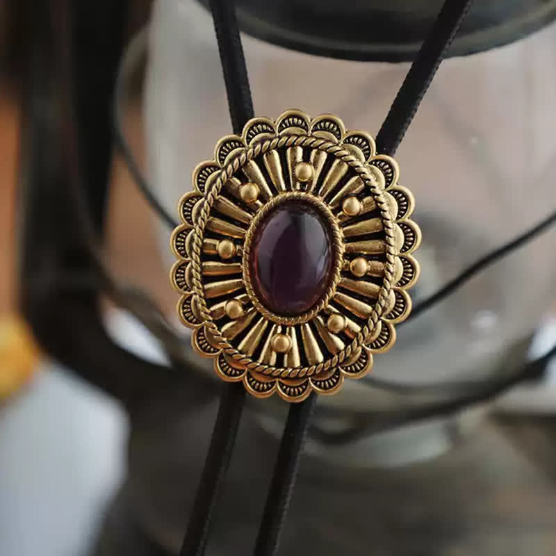 Cravatta Bolo in resina rosso scuro con medaglione in oro antico