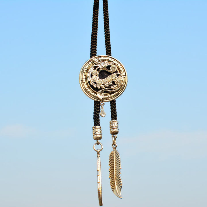 Cravatta Bolo con drago di strass occidentale e piuma