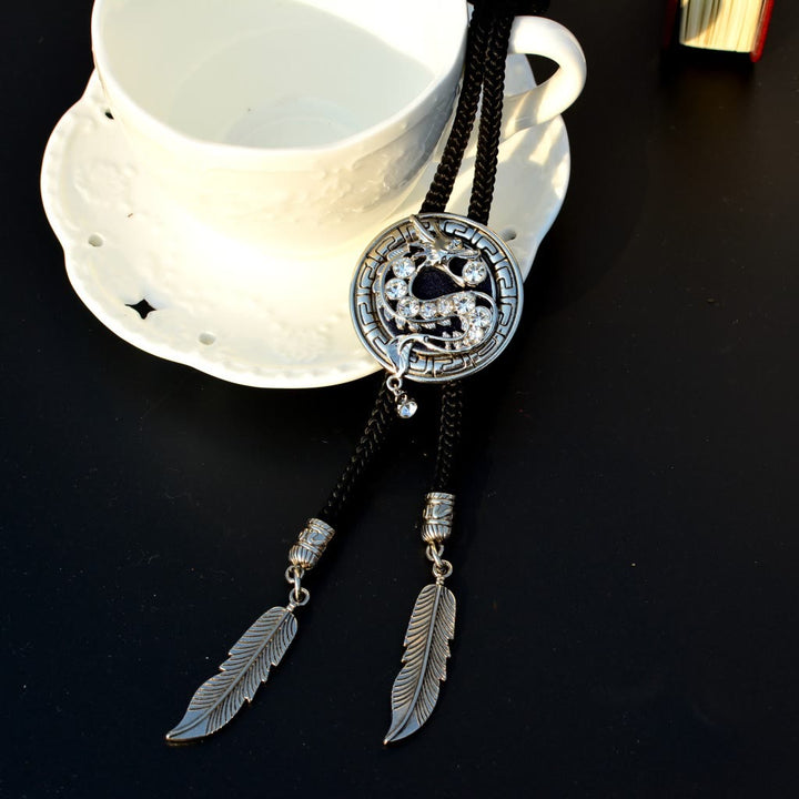 Cravatta Bolo con drago di strass occidentale e piuma