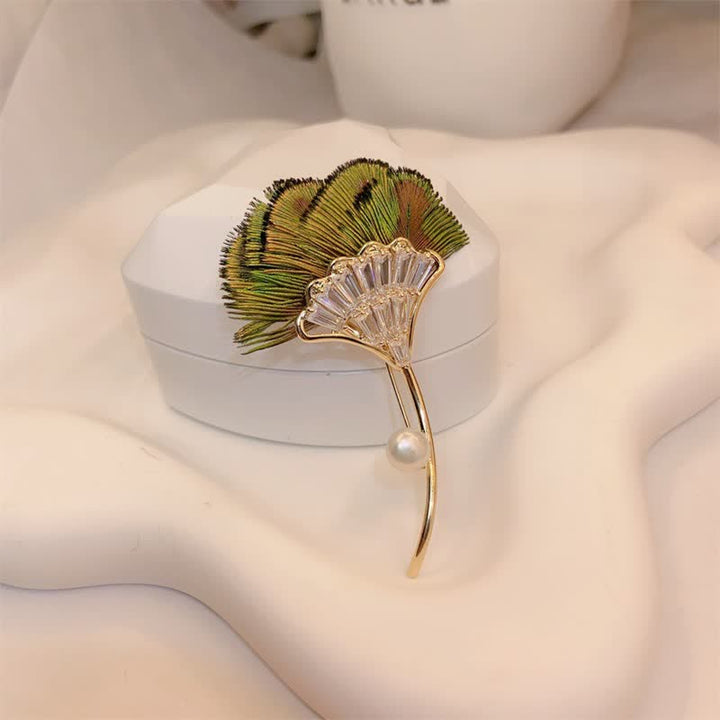 Spilla da donna a forma di foglia di gingko con piuma di pavone verde