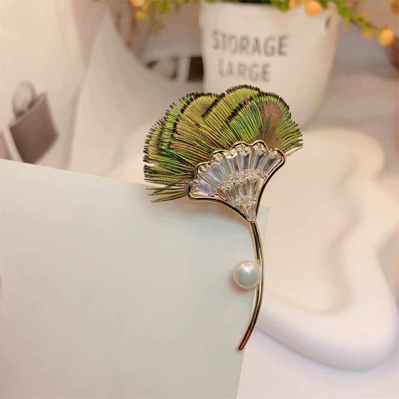 Spilla da donna a forma di foglia di gingko con piuma di pavone verde