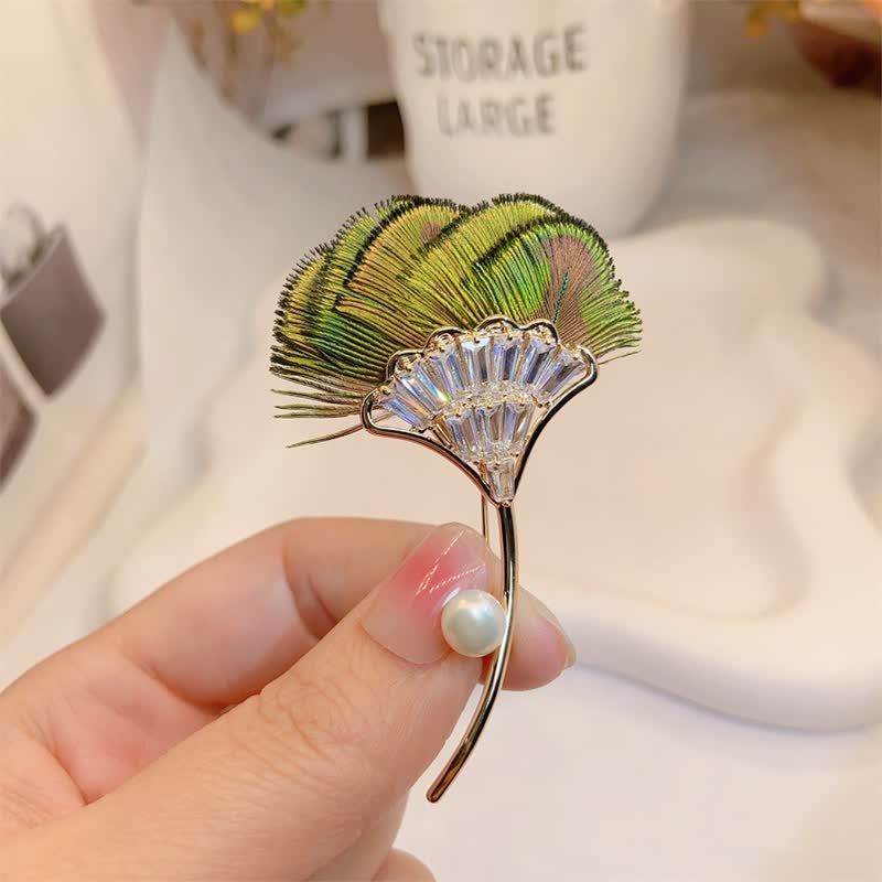 Spilla da donna a forma di foglia di gingko con piuma di pavone verde