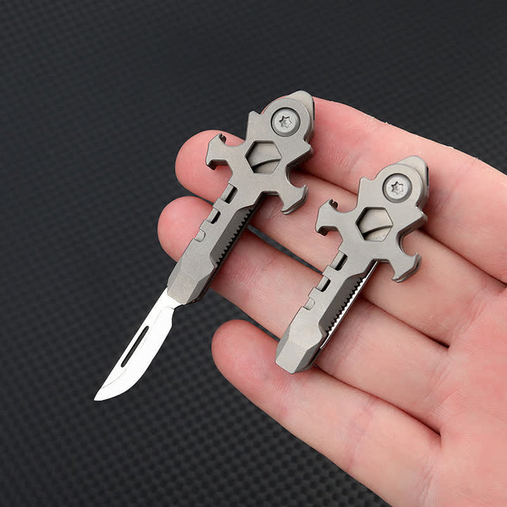 Portachiavi con mini coltello pieghevole multifunzionale in titanio Cross