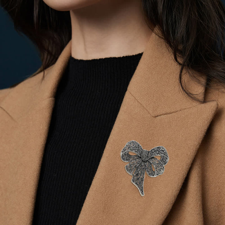 Spilla da donna in argento antico a forma di fiocco con strass