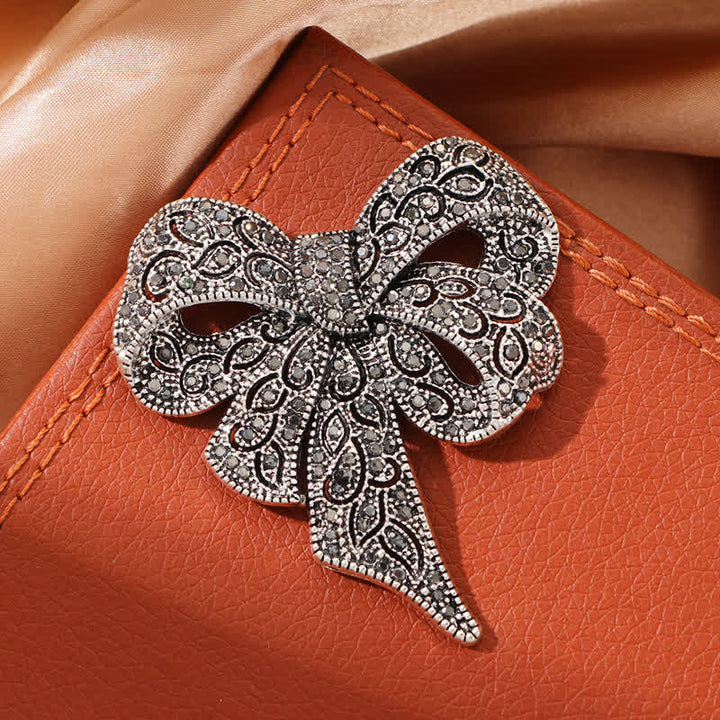 Spilla da donna in argento antico a forma di fiocco con strass