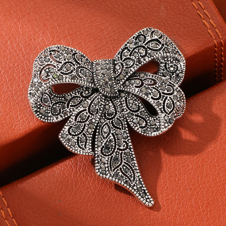 Spilla da donna in argento antico a forma di fiocco con strass