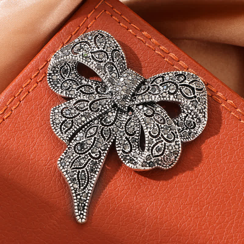 Spilla da donna in argento antico a forma di fiocco con strass