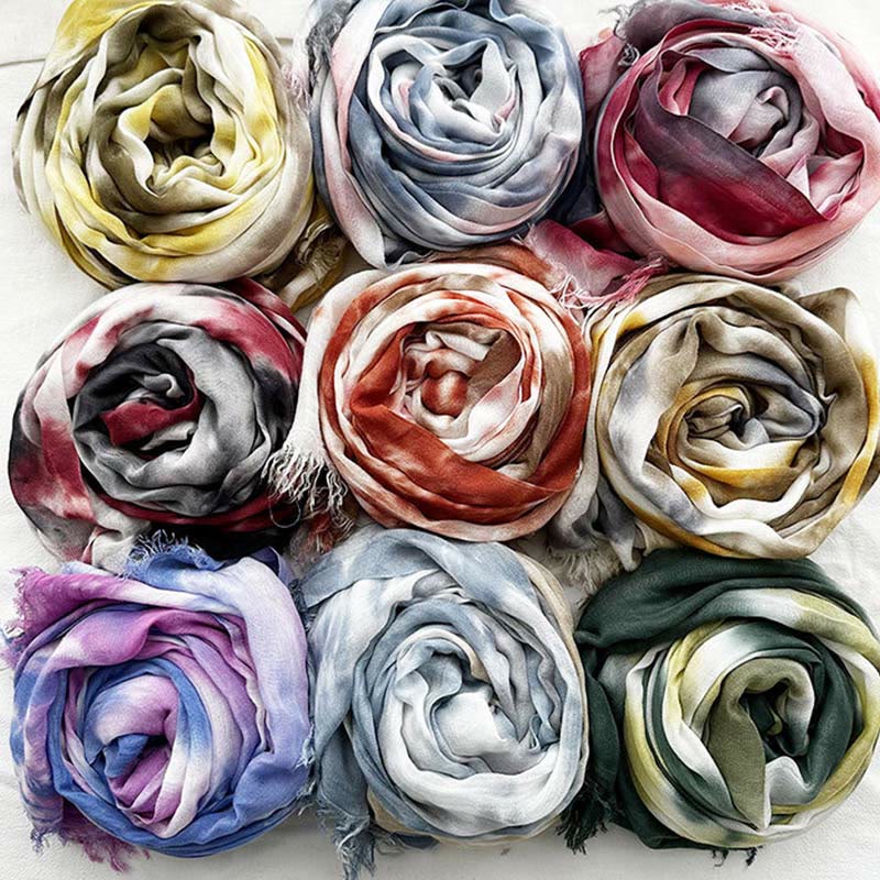 Sciarpa sottile e leggera con stampa artistica tie-dye da donna - image 2