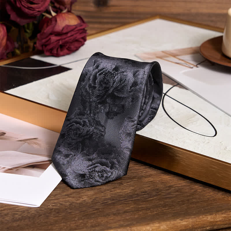 Cravatta classica da uomo con fazzoletto da taschino e motivo a peonia nera