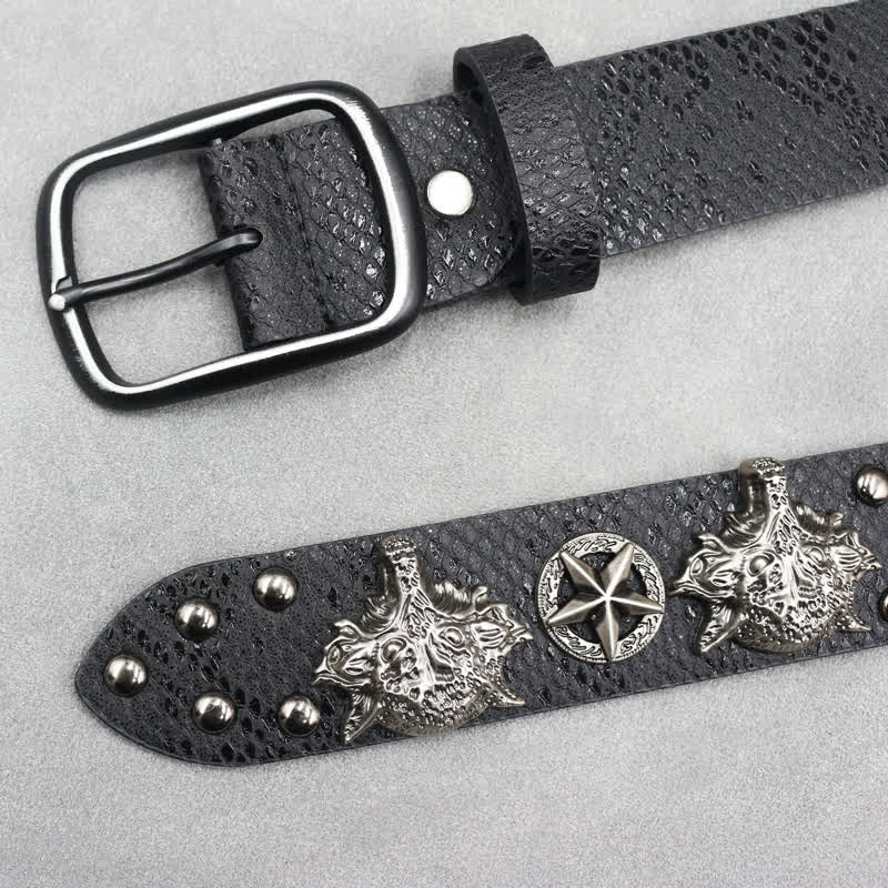 Cintura in pelle stampata in pelle di serpente nera con rivetto a testa di lupo in argento antico
