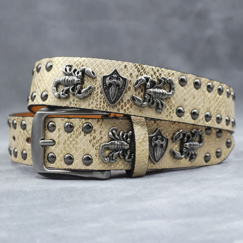 Cintura in pelle stampata con rivetti a forma di scorpione in argento antico